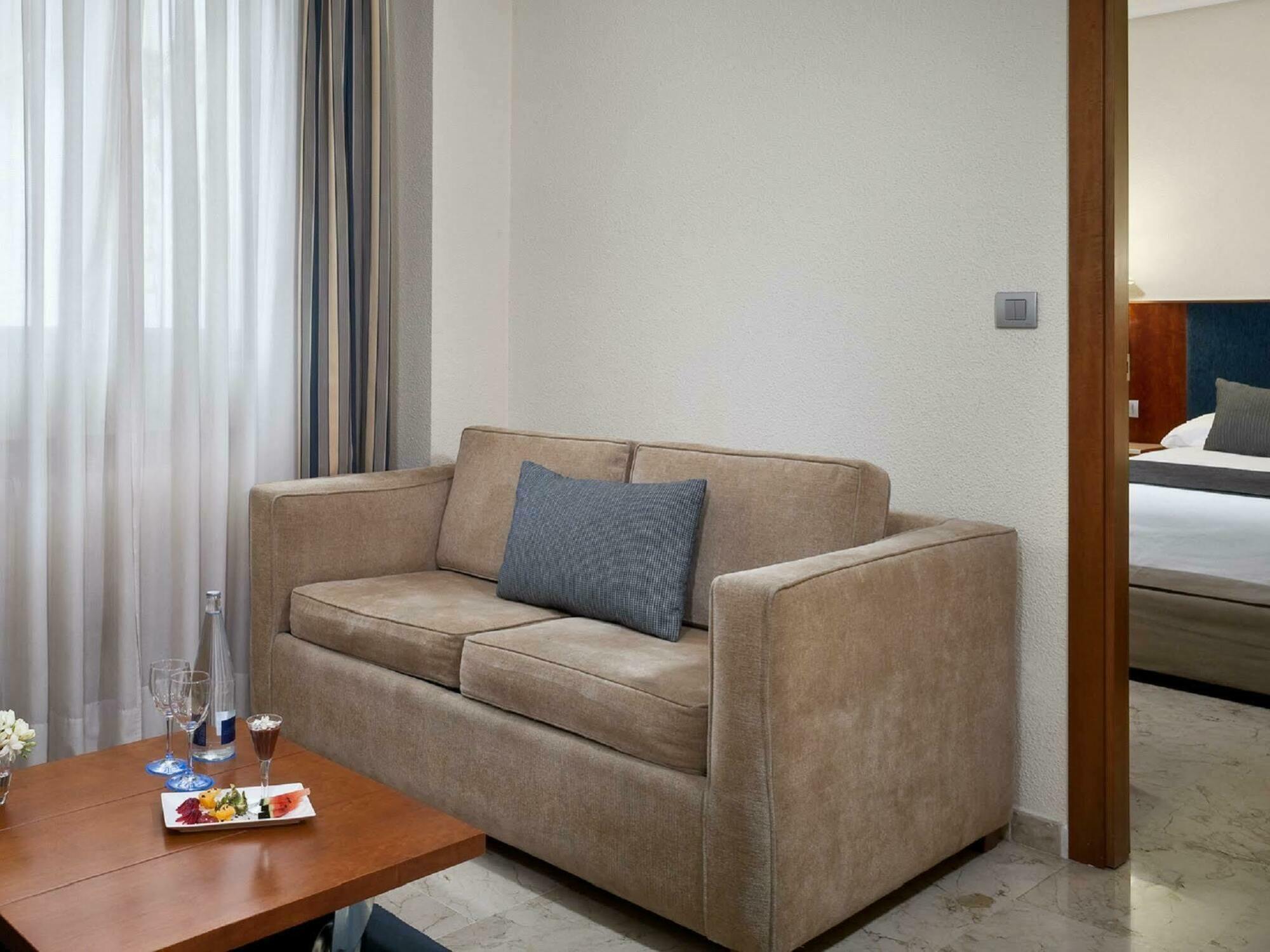 Nh Cordoba Califa Hotel Exterior photo