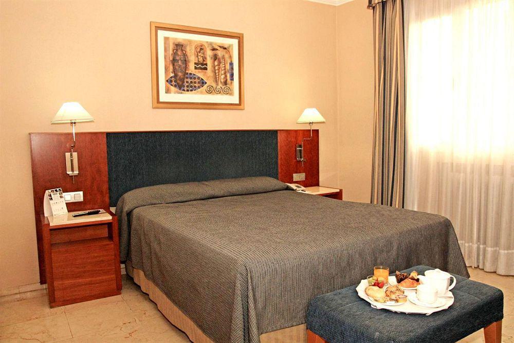 Nh Cordoba Califa Hotel Exterior photo